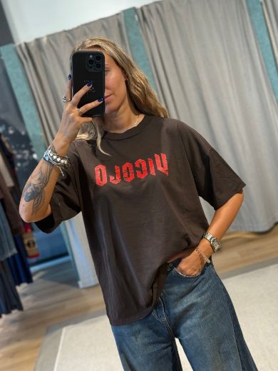 Immagine di T-SHIRT STAMPA VICOLO - Disponibile in MARRONE, BORDEAUX, BIANCO, NERO, MARRONE/ROSA, GRIGIO