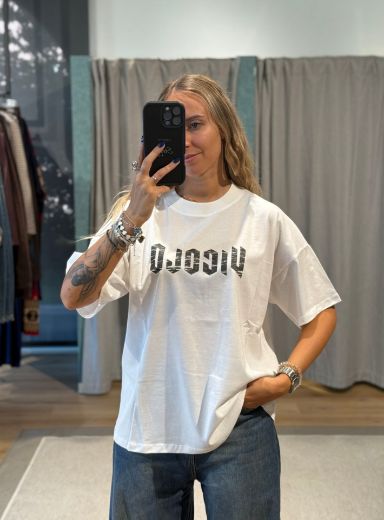 Immagine di T-SHIRT STAMPA VICOLO - Disponibile in MARRONE, BORDEAUX, BIANCO, NERO, MARRONE/ROSA, GRIGIO