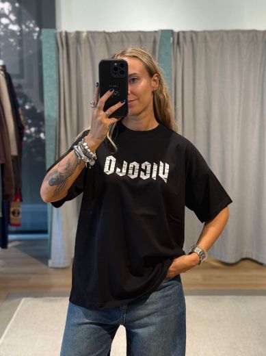 Immagine di T-SHIRT STAMPA VICOLO - Disponibile in MARRONE, BORDEAUX, BIANCO, NERO, MARRONE/ROSA, GRIGIO