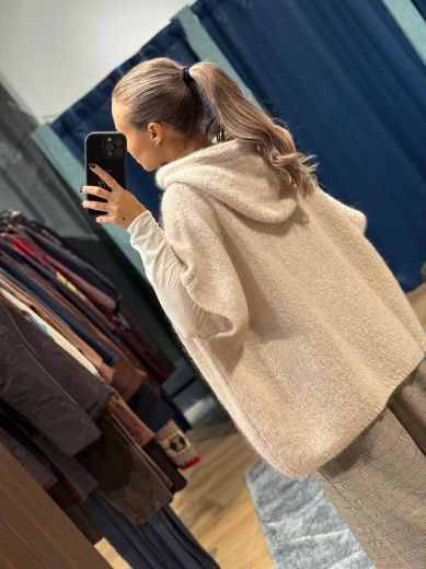 Immagine di GILET MOHAIR CON CAPPUCCIO - Disponibile in MARRONE, BEIGE