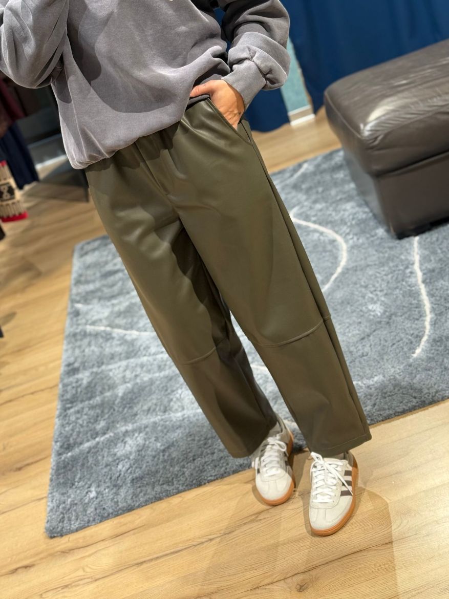 Immagine di PANTA DRITTO SIMILIPELLE - Disponibile in VERDE, BORDEAUX