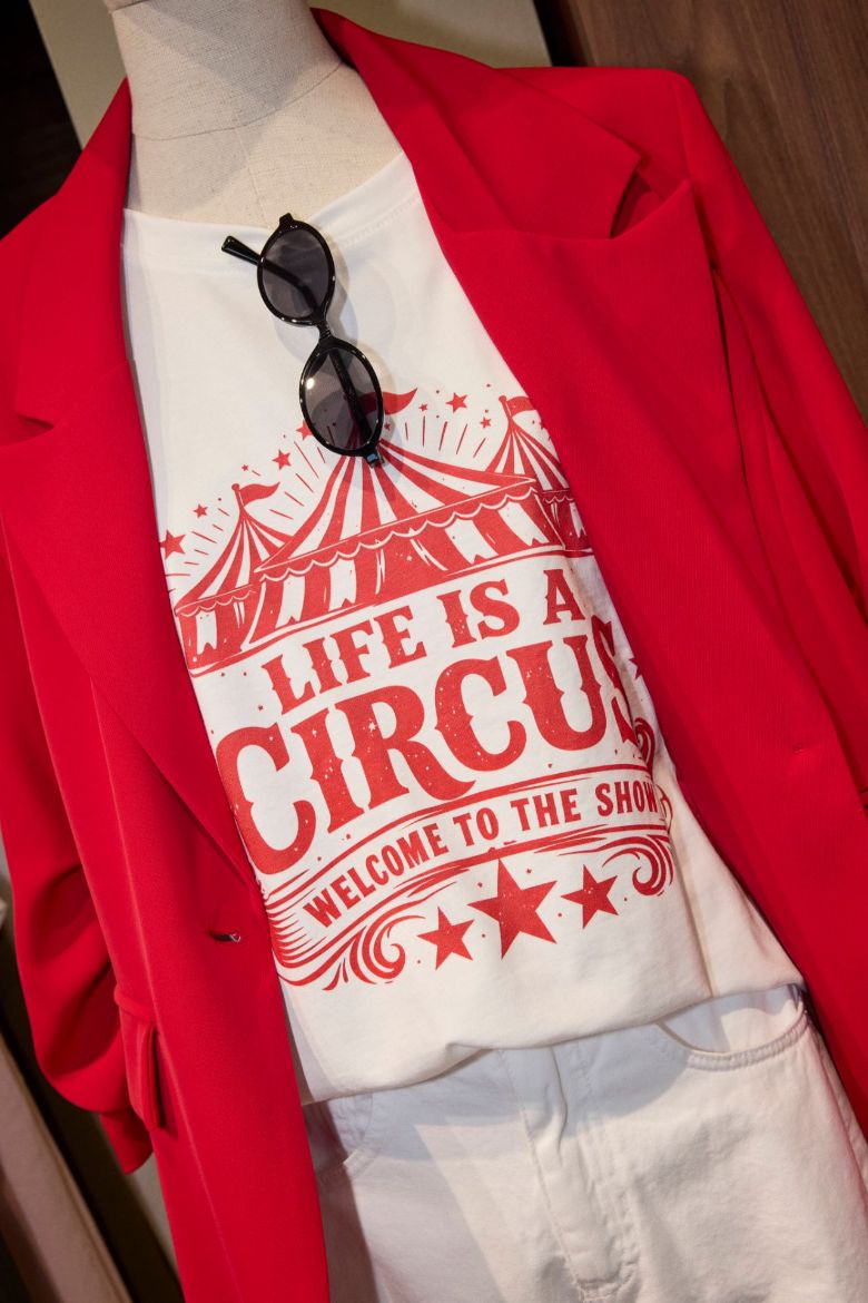 Immagine di T-SHIRT LIFE IS A CIRCUS